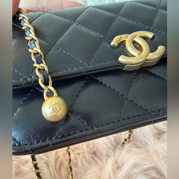 Chanel mini Flap bag with adjustable chain - Picture 9 of 12